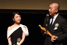 第16回TAMA映画賞授賞式より、左から上白石萌音、三宅唱