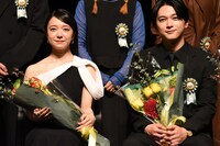第16回TAMA映画賞授賞式より、左から上白石萌音、吉沢亮