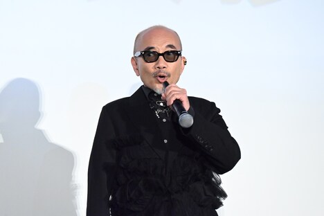 マイクを逆さに持ってボケる竹中直人