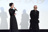 左から中村映里子、竹中直人