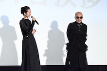 左から中村映里子、竹中直人