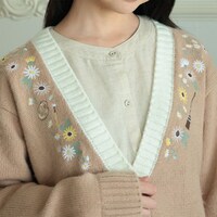 「Donguri Closet限定 魔女の宅急便 フラワー刺繍カーディガン」の着用イメージ