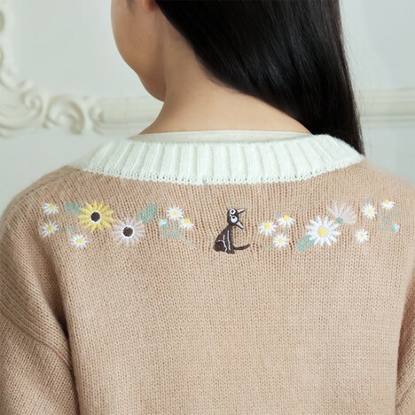 「Donguri Closet限定 魔女の宅急便 フラワー刺繍カーディガン」の着用イメージ