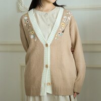 「Donguri Closet限定 魔女の宅急便 フラワー刺繍カーディガン」の着用イメージ