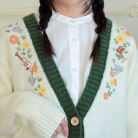 「Donguri Closet限定 耳をすませば フラワー刺繍カーディガン」の着用イメージ