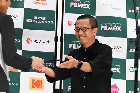受賞に喜ぶ「未完成の映画」の監督ロウ・イエ