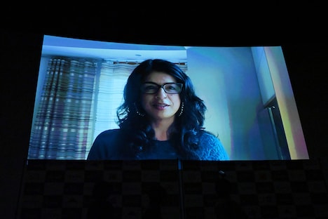 「サントーシュ」の監督サンディヤ・スリ