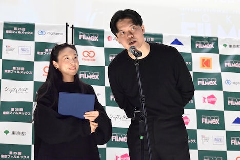 「白衣蒼狗」の監督を務めたイン・ヨウチャオ（左）、チャン・ウェイリャン（右）