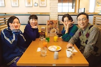 「ホットスポット」撮影現場より、左奥から平岩紙、鈴木杏。右奥から市川実日子、角田晃広