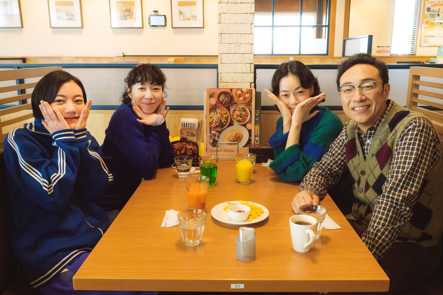 「ホットスポット」撮影現場より、左奥から平岩紙、鈴木杏。右奥から市川実日子、角田晃広