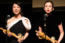 第16回TAMA映画賞授賞式より、左から上白石萌音、河合優実