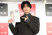 セカンド写真集「W」の発売記念イベントに登場した萩原利久