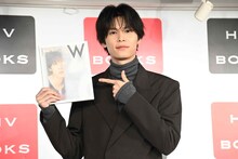 セカンド写真集「W」の発売記念イベントに登場した萩原利久
