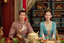 左からティミー・シュー（許魏洲）演じる裴行倹（はいこうけん）、グーリーナーザー（古力娜扎）演じる庫狄琉璃（こてきるり）