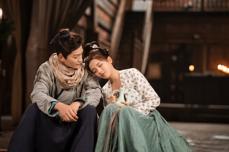 左からディン・ユーシー（丁禹兮）演じる初空、ヤン・チャオユエ（楊超越）演じる祥雲