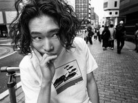 「柄本佑 1st フォトブック『1』」より 撮影：森山大道 (c)Daido Moriyama Photo Foundation