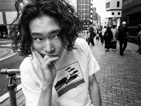 「柄本佑 1st フォトブック『1』」より。（撮影：森山大道）(c)Daido Moriyama Photo Foundation