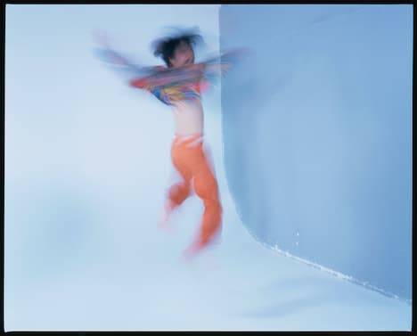 「柄本佑 1st フォトブック『1』」より。（撮影：荒木経惟）(c)Nobuyoshi Araki