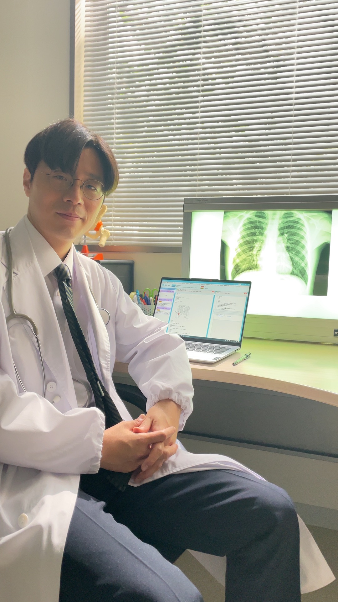 「Toshio-free-Wi-Fi」より、謎の医者を演じる田村健太郎