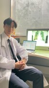 「Toshio-free-Wi-Fi」より、謎の医者を演じる田村健太郎