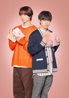 実写ドラマ「BLドラマの主演になりました」より、阿部顕嵐演じる赤藤優一郎（左）、阿久津仁愛演じる青柳萌（右）。