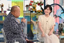 「A-Studio+」12月6日放送回より、伊原六花（奥）と笑福亭鶴瓶（手前）
