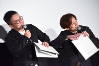 司会を務めたなすなかにしが、「旅館の女将の挨拶」のネタを披露する様子