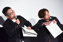 司会を務めたなすなかにしが、「旅館の女将の挨拶」のネタを披露する様子