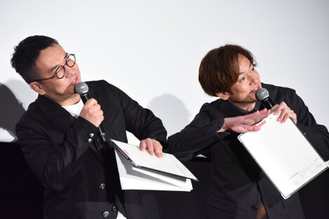 司会を務めたなすなかにしが、「旅館の女将の挨拶」のネタを披露する様子