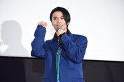 “最高の弟”に選ばれ、ガッツポーズで喜ぶ織山尚大