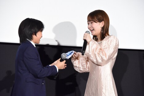 涙をこぼす畑芽育（右）にハンカチを手渡す内田煌音（左）。周囲から「ジェントルマンすぎる！」と声が上がった