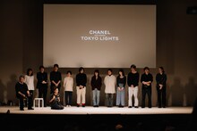 「CHANEL & CINEMA - TOKYO LIGHTS」より。壇上で正座をしているのが安藤サクラ