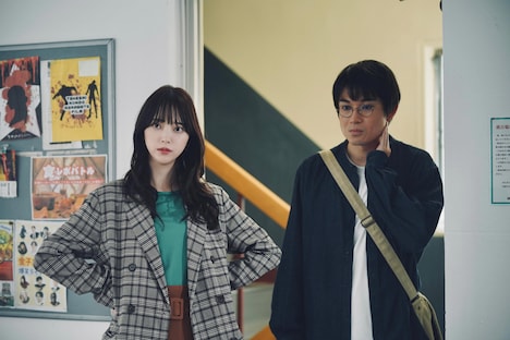 芸人事務所で働いている竹下希（堀未央奈）と関谷一平（水川かたまり）