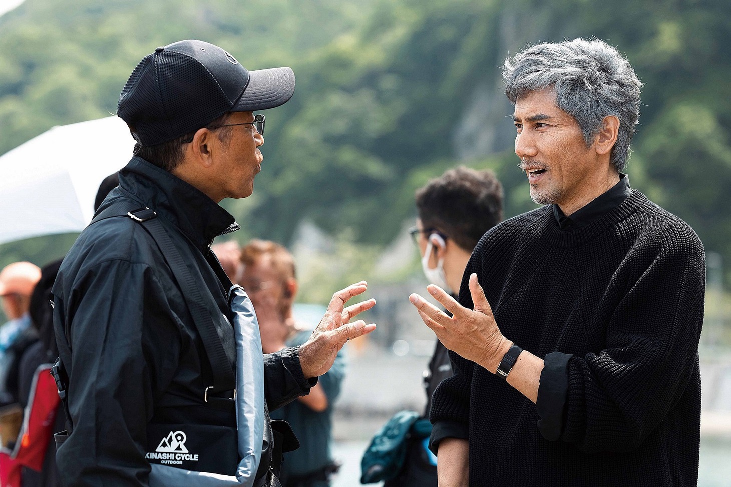 「海の沈黙」メイキング写真より、本木雅弘（右）と若松節朗（左）