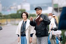 「海の沈黙」メイキング写真より、小泉今日子（左）と若松節朗（右）