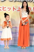 同じ生地を使った衣装で登壇した屋比久知奈（右）と増留優梨愛（左）