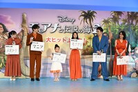 「わたしは◯◯」というテーマでフリップトークをする登壇者たち