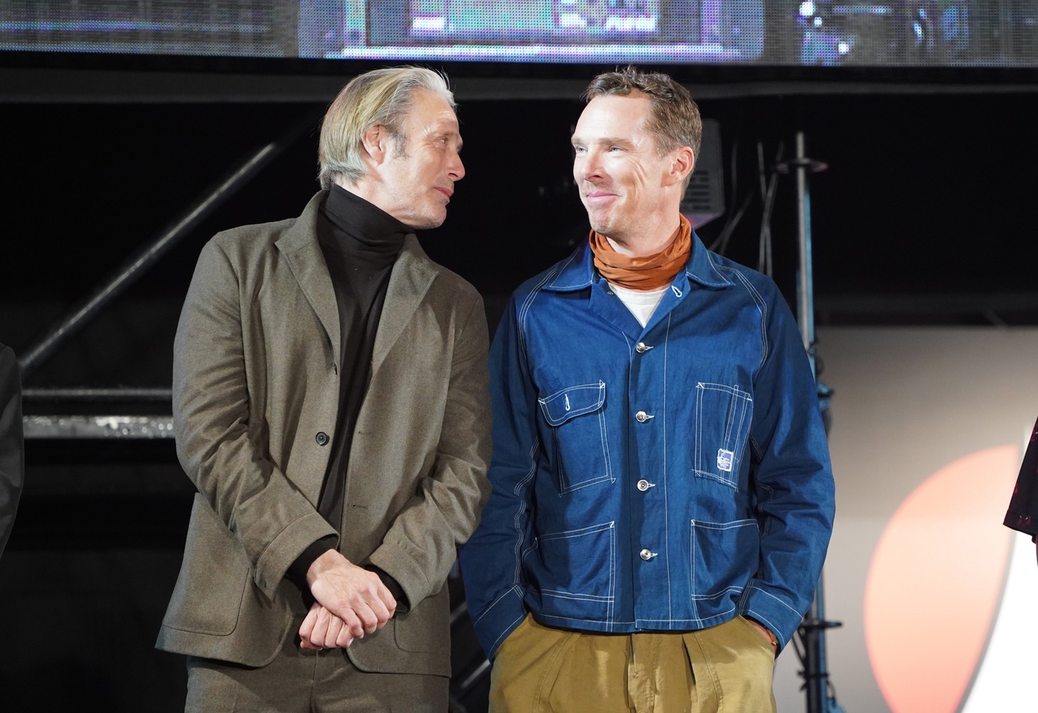 左からマッツ・ミケルセン、ベネディクト・カンバーバッチ