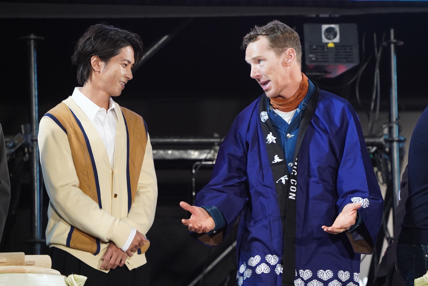 ベネディクト・カンバーバッチ（右）に法被を着せてあげた山下智久（左）
