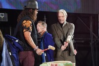 木槌の持ち方を確かめるマッツ・ミケルセン