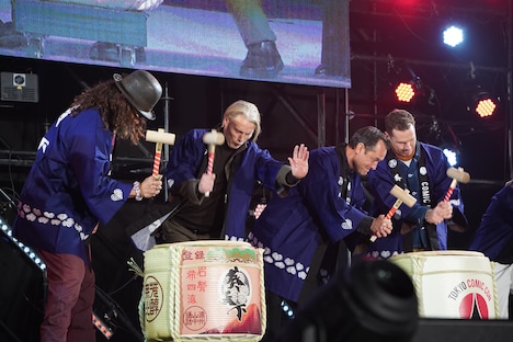 勢いよく木槌を振り下ろした来日ゲストたち