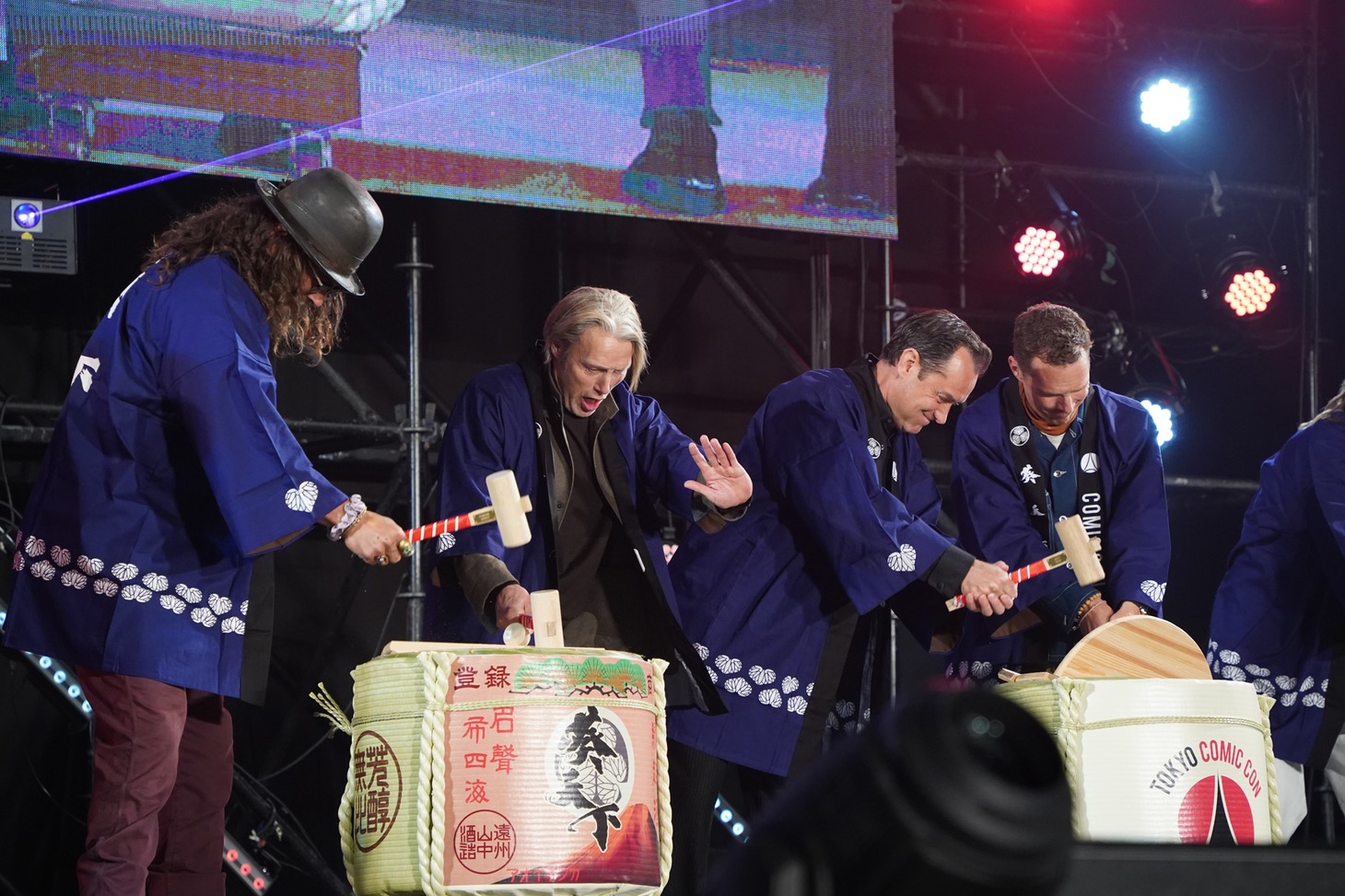 勢いよく木槌を振り下ろした来日ゲストたち