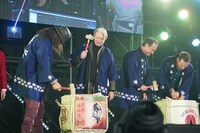 木槌を何度も振り下ろした来日ゲストたち