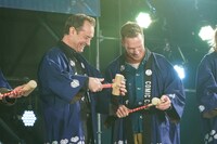 木槌に新鮮な表情を見せるジュード・ロウ（左）とベネディクト・カンバーバッチ（右）