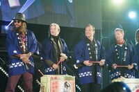 鏡割りに備える来日ゲストたち