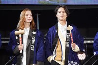 左からフルール・ジェフリエ、山下智久