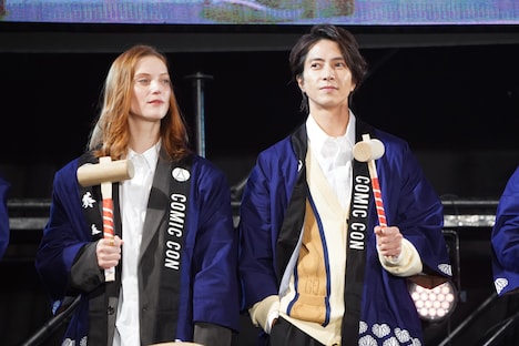 左からフルール・ジェフリエ、山下智久