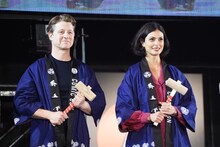 左からベン・マッケンジー、モリーナ・バッカリン