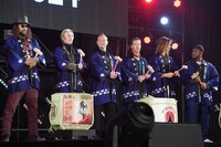 鏡割りに備える来日ゲストたち