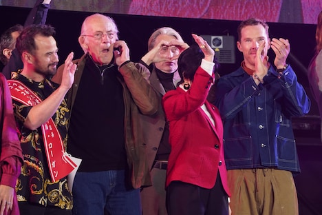 オープニングセレモニーの最後にひっそりと観客にハートを送ったマッツ・ミケルセン(中央)